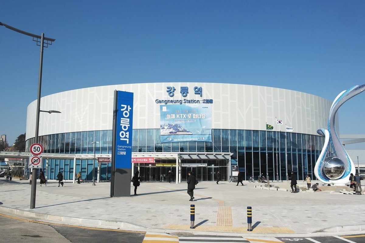 Front of Gangneung Station, the KTX terminal for the east coast
