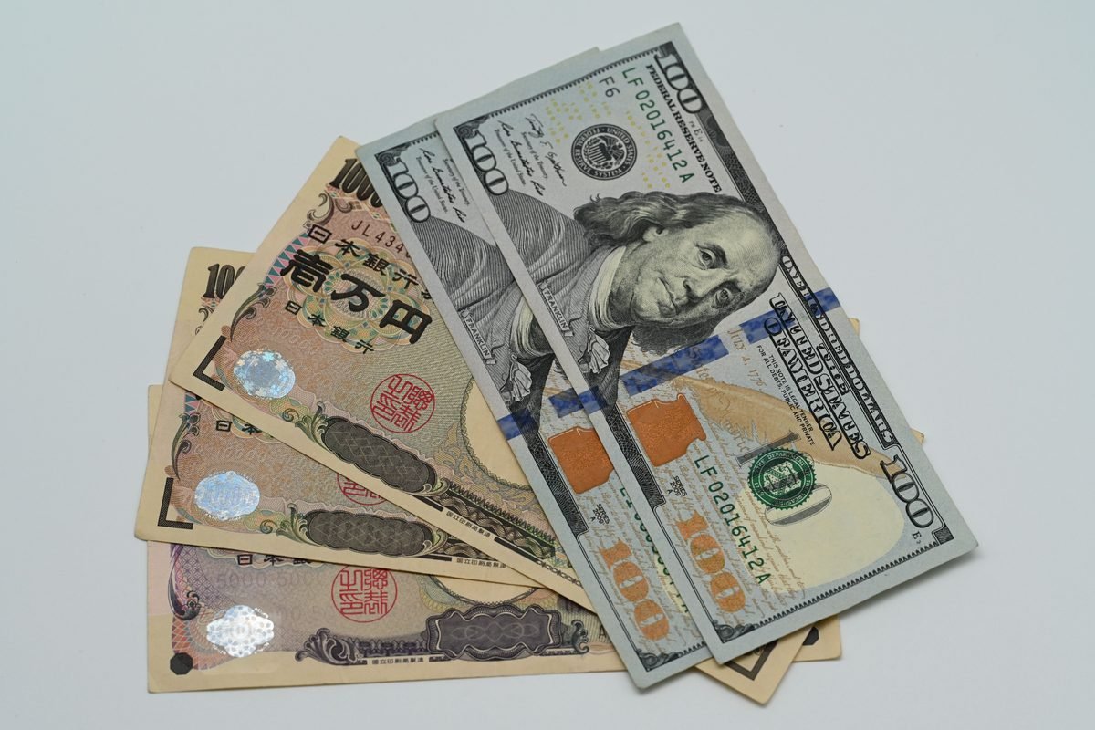 US dollars and Japanese yen notes