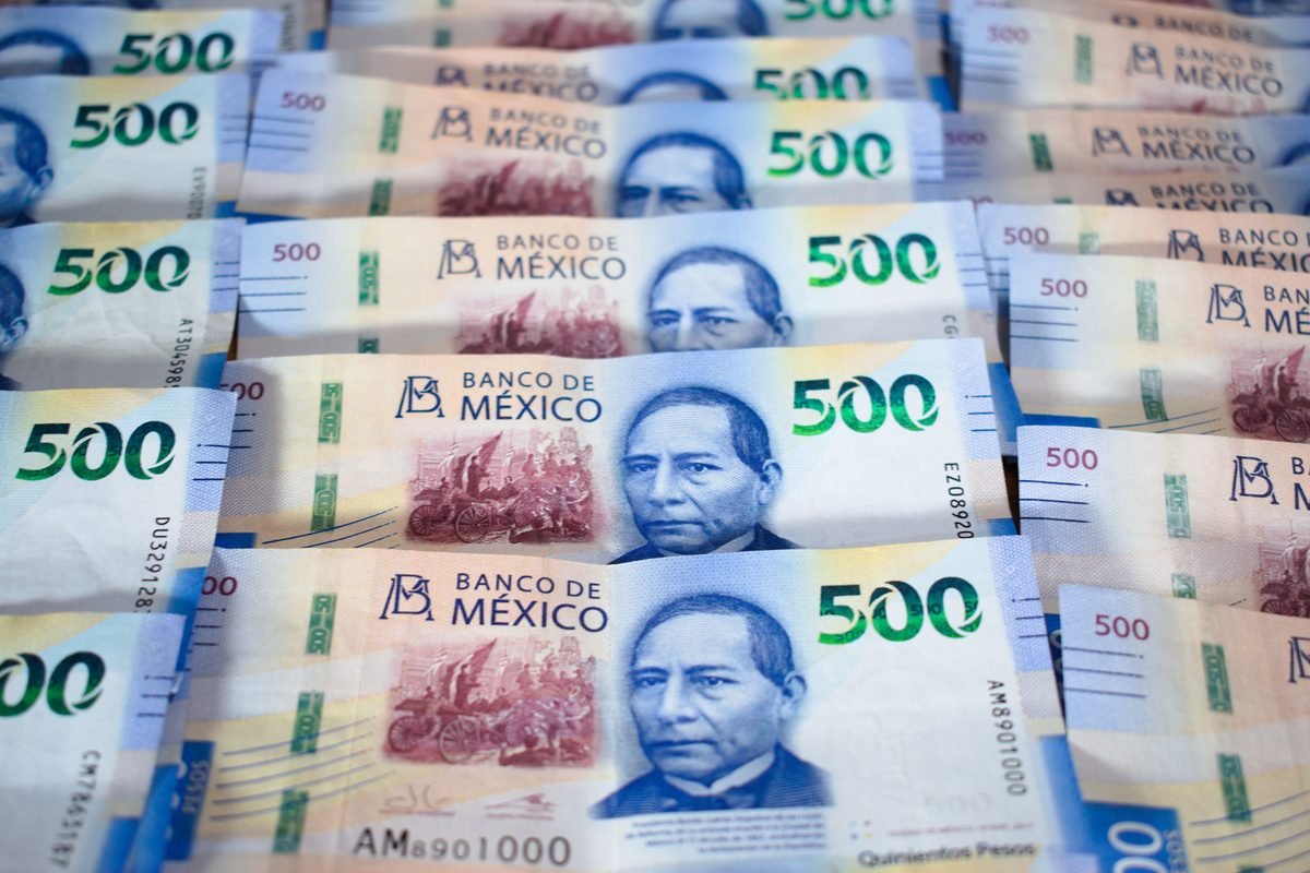 Detail view of multiple Mexican 500 Peso banknotes