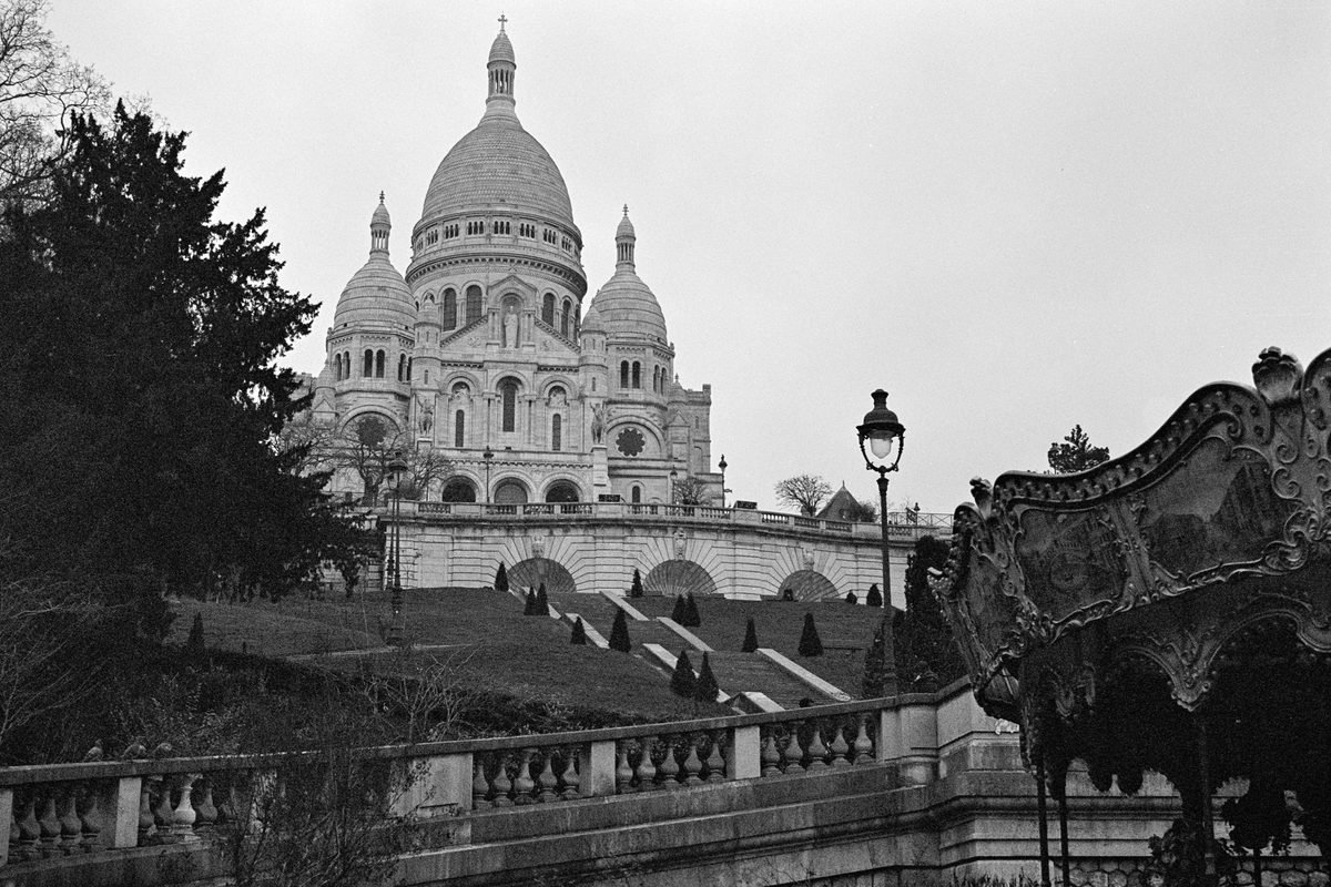 Black and white photo of Sacre-Coeur Basilica with surrounding greenery