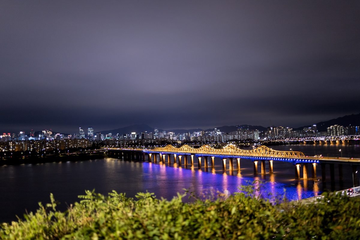 Night view of Dongho Bridge over Han River in Seoul.