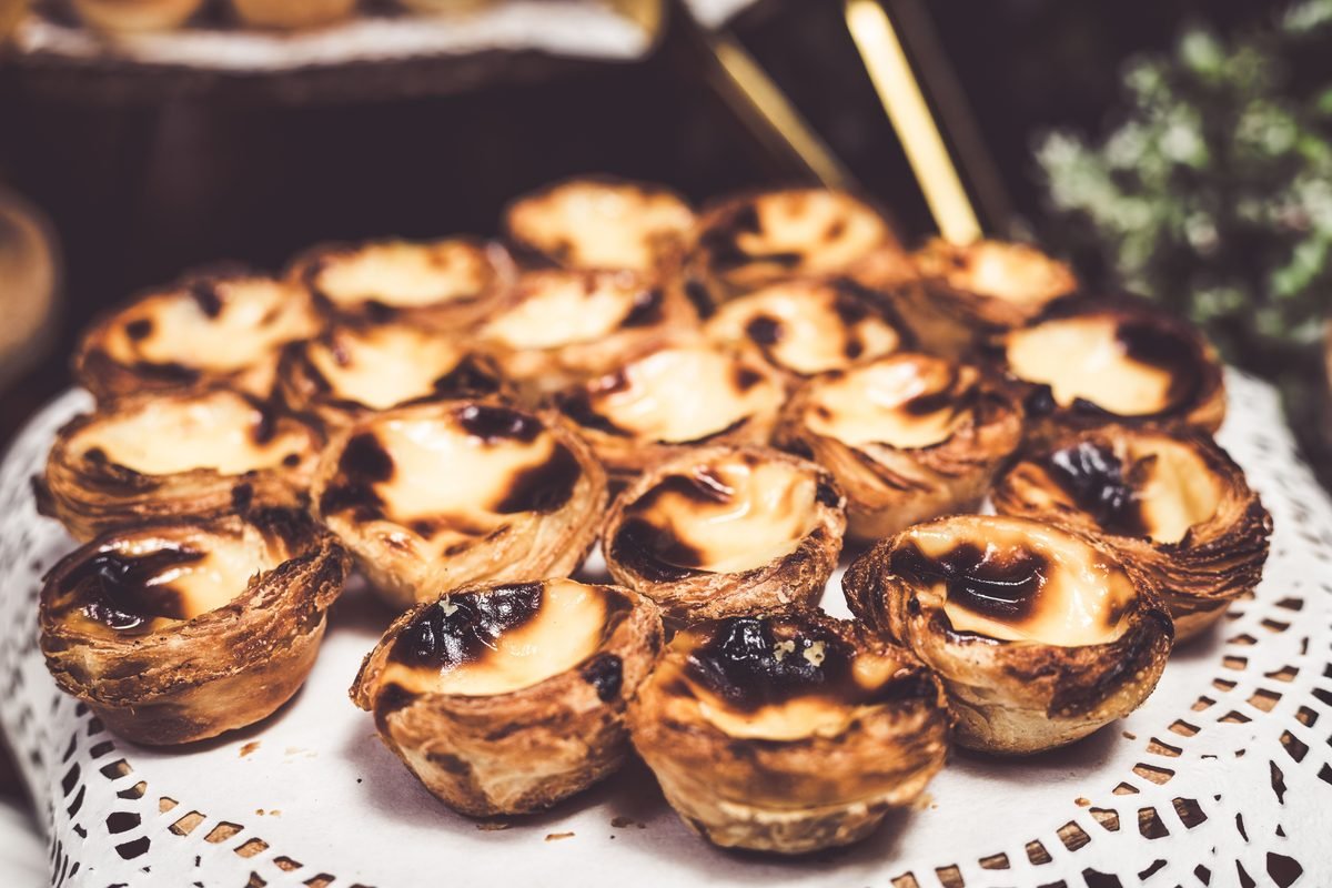 Close-up platter of freshly baked pastéis de nata