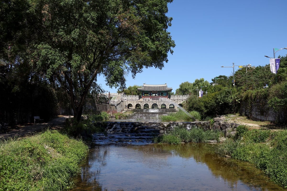 Hwahongmun water gate spanning the Suwoncheon stream at Hwaseong Fortress