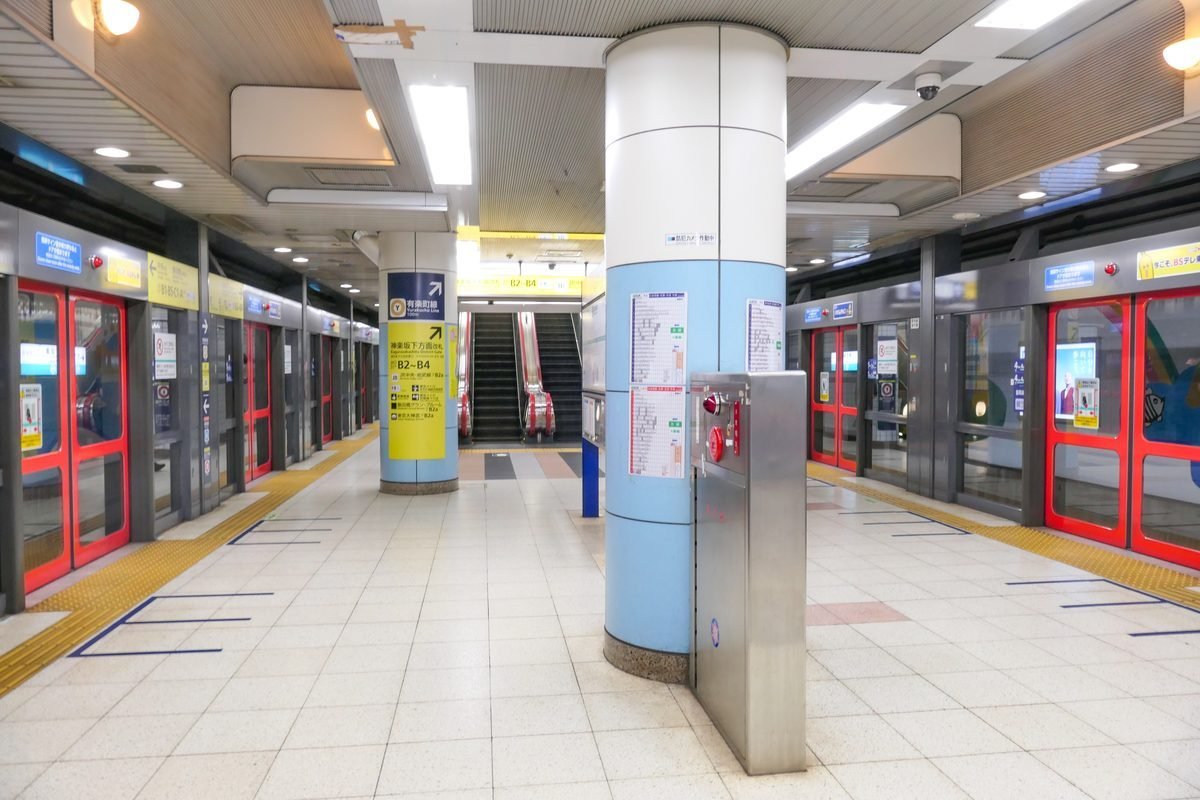Platform screen doors and signage on a Tokyo Metro line at Iidabashi Station