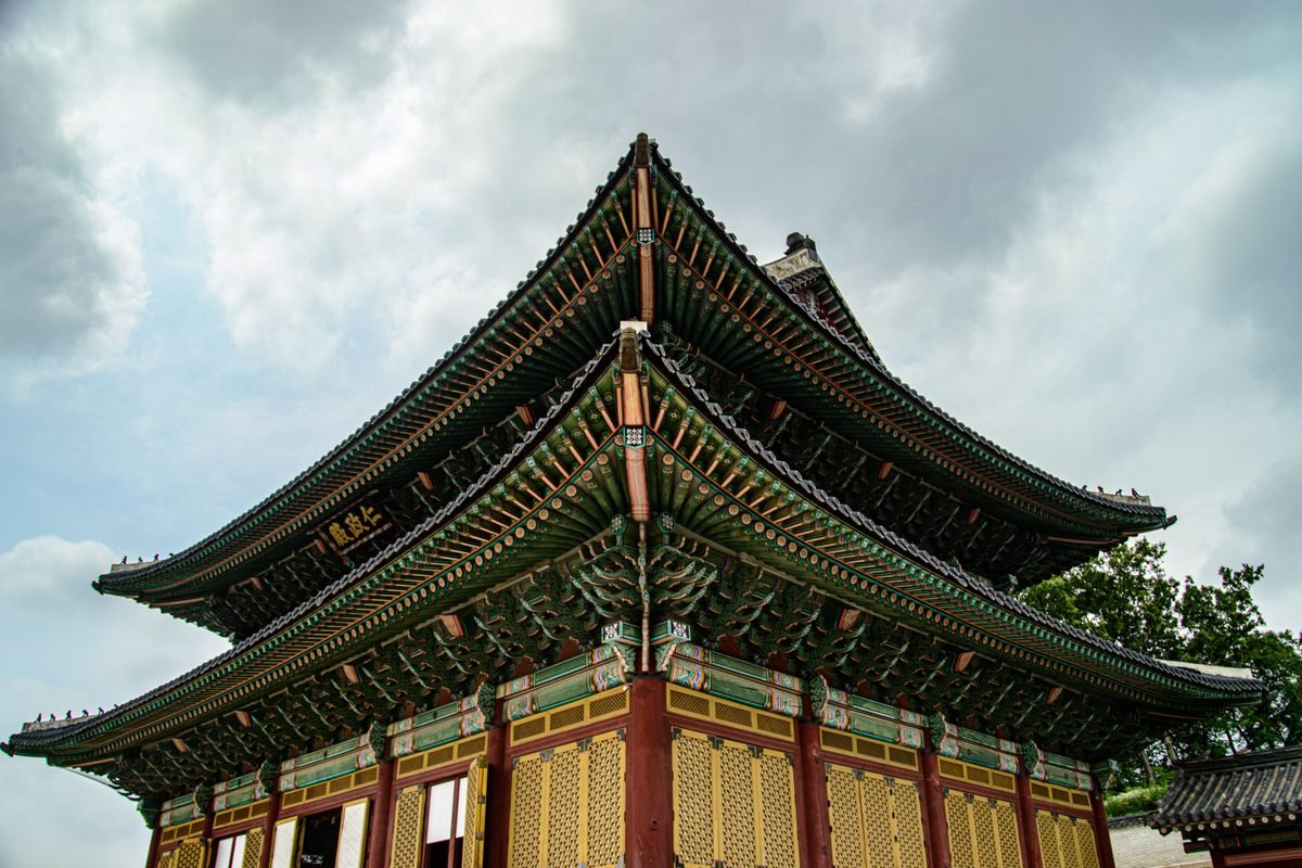 Grand structure of traditional Korean palace in Seoul.